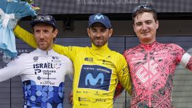 Alejandro Valverde junto a Michael Woods y Mark Padun en el podio de O Gran Camiño