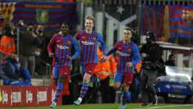 Dembélé, De Jong y Dest celebran un gol del Barça