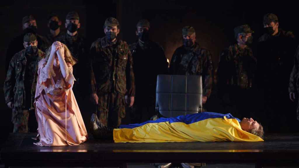 Una bandera de Ucrania cubre el cadáver de Sigfrido en la función de 'El ocaso de los dioses' de este domingo el Teatro Real. Foto: Javier del Real / Teatro Real