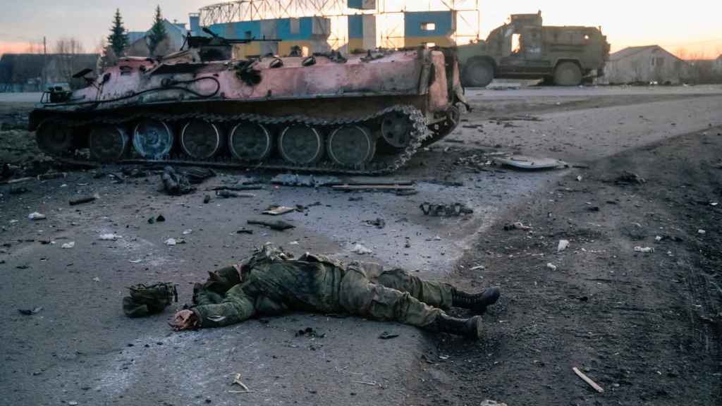 El cuerpo de un soldado, sin insignias, que según el ejército ucraniano es un militar del ejército ruso muerto en combate, yace en una carretera a las afueras de Kharkiv.