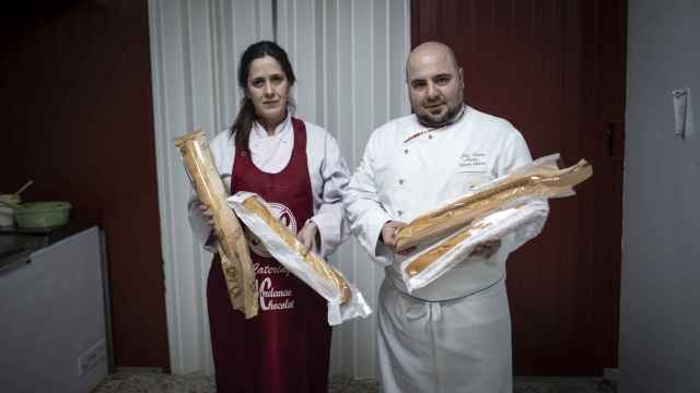 Las cinco barras de pan probadas por Marta y Julio López, reposteros de la pastelería Mindanao.