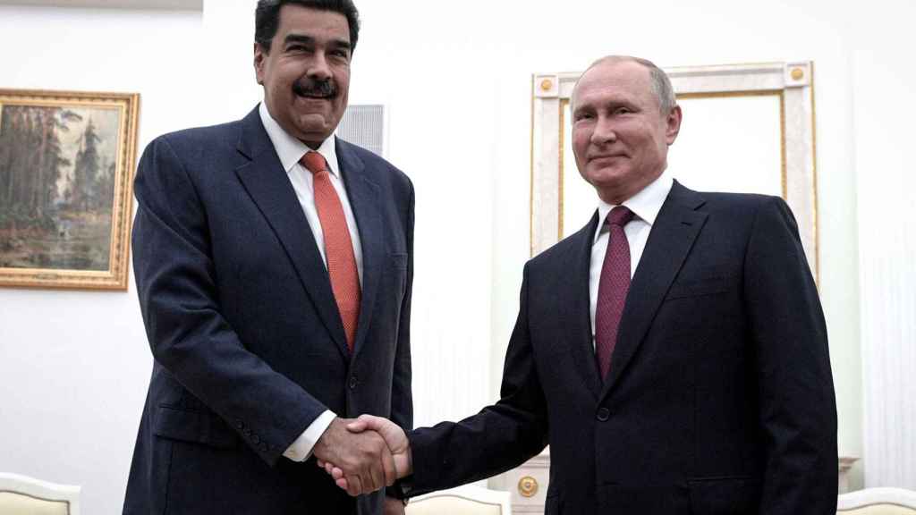 Nicolás Maduro y Vladímir Putin se estrechan la mano.