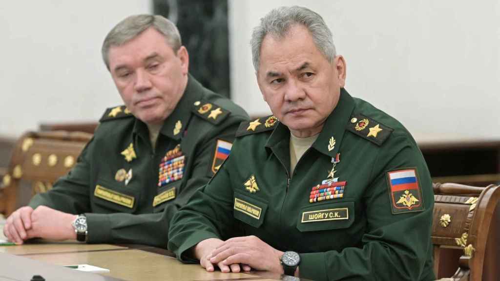 El ministro de Defensa, Serguei Shoigu (d), y el jefe del Estado Mayor General de las Fuerzas Armadas rusas, Valeri Guerasimov (i).