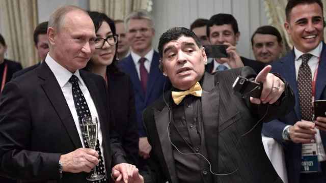 Vladimir Putin y Diego Armando Maradona, antes del sorteo del Mundial de Rusia 2018 celebrado en el Palacio del Kremlin de Moscú, Rusia.