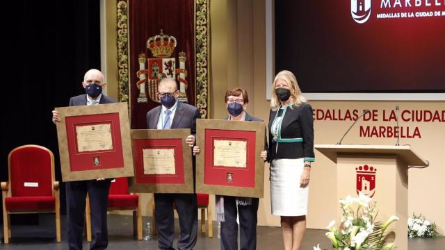 La alcaldesa de Marbella, Ángeles Muñoz, con los homenajeados.