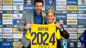Gianluigi Buffon, con la camiseta del Parma en el anuncio de su renovación.