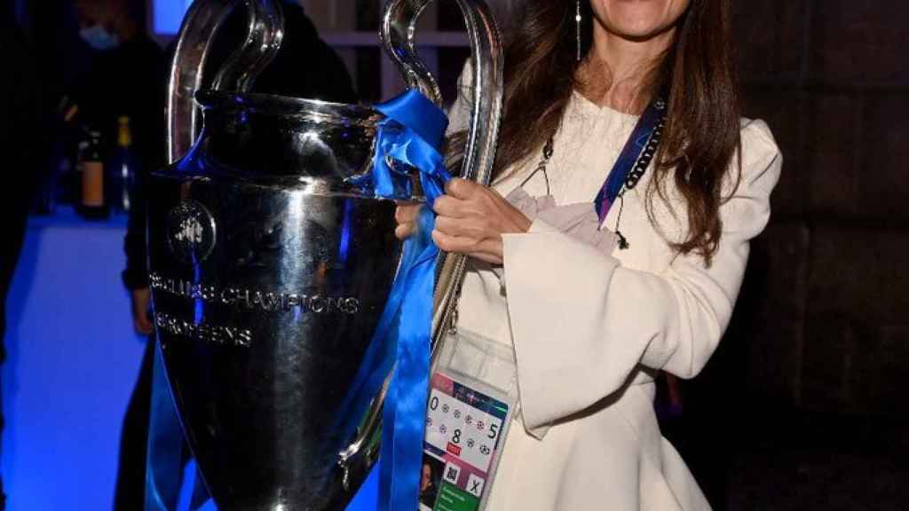 Marina Granovskaia con el título de la Champions ganado por el Chelsea