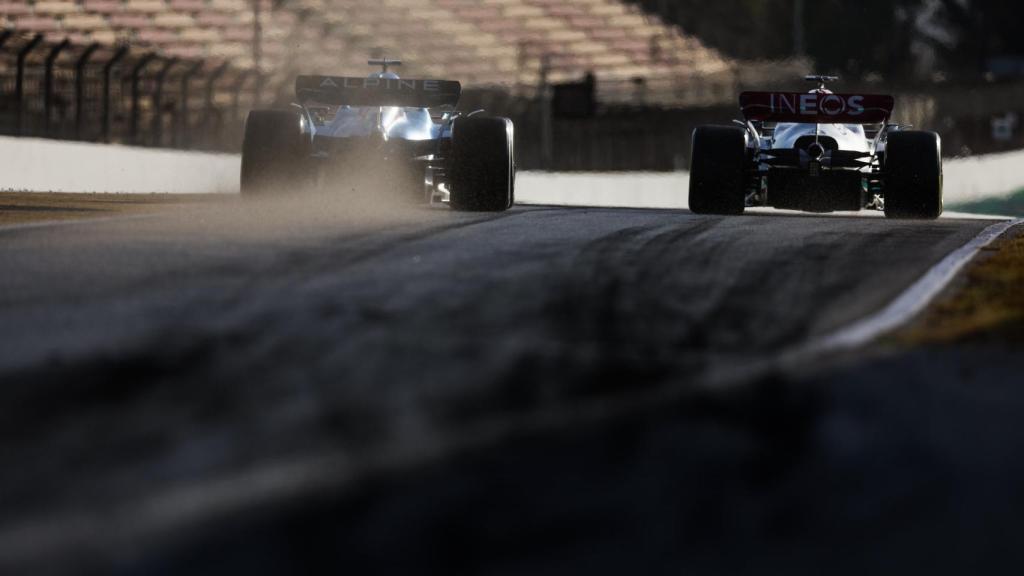 El Alpine A522 de Fernando Alonso siguiendo a un Mercedes en Barcelona