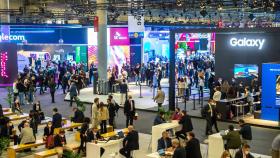 Pasillos de la Fira de Barcelona en la primera jornada del Mobile World Congress (MWC) de 2022.