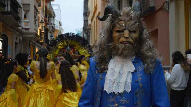 Las calles de Málaga se llenan de papelillos y alegría por primera vez tras la pandemia.