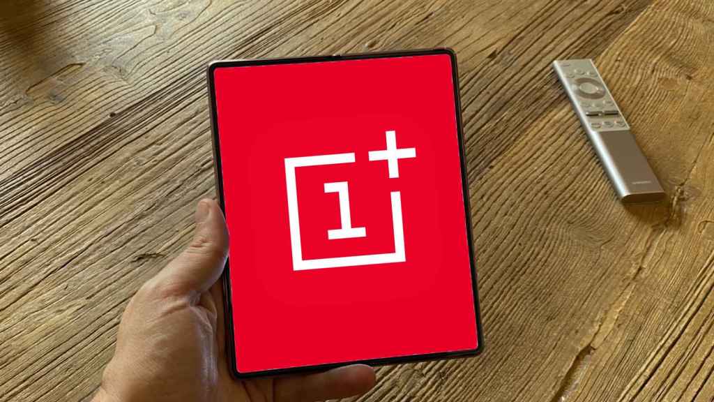 Fotomontaje con el logo de OnePlus en un teléfono plegable.