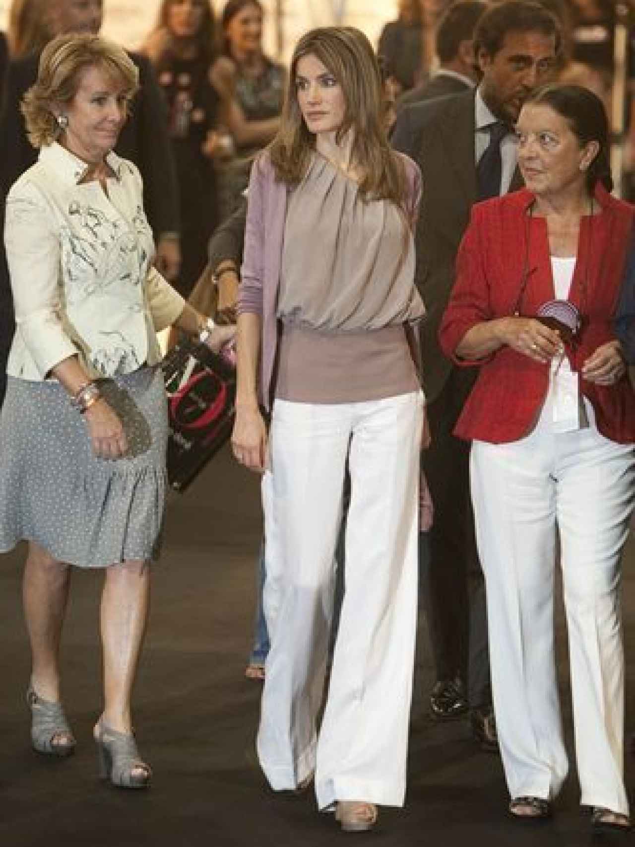 La entonces princesa Letizia junto a Esperanza Aguirre y Cuca Solana.