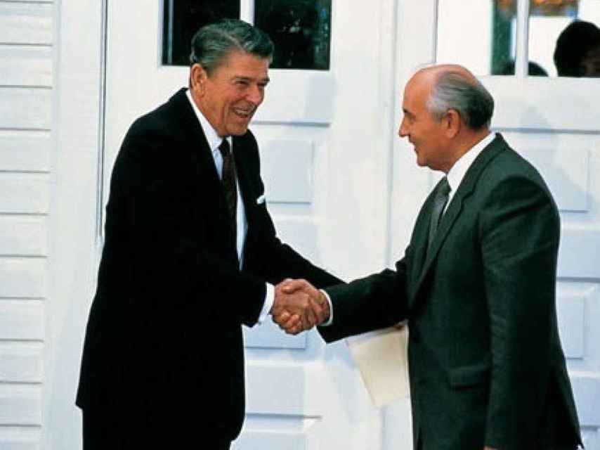 Reagan junto a Mijail Gorbachov en su famosa reunión contra la proliferación nuclear.