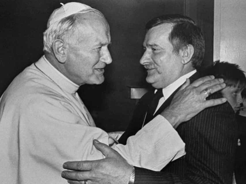 Juan Pablo II saluda al sindicalista polaco Lech Walesa.