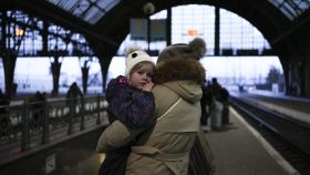 Una madre y su hija esperan en la estación Central de Lviv este martes.