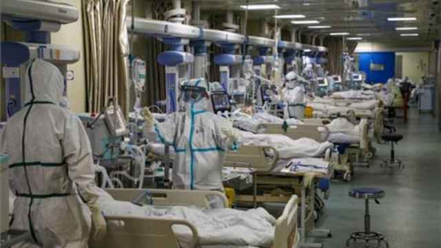 Enfermos por covid son atendidos en un centro hospitalario.