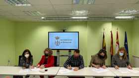 El alcalde de Benavente, Luciano Huerga y las tres firmantes