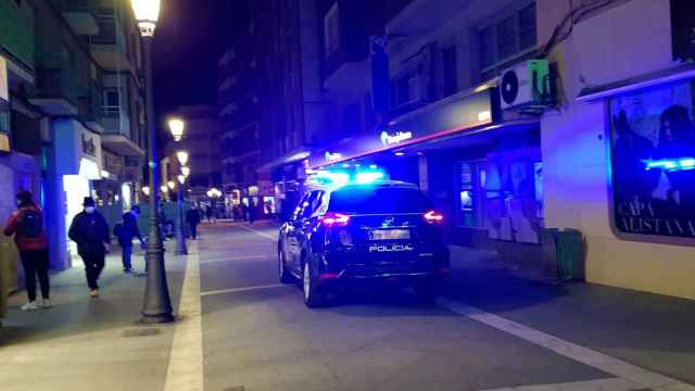 Un coche de Policía Nacional de Zamora por la noche patrullando