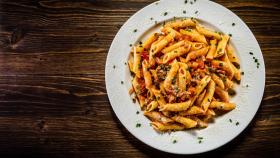 Un plato de macarrones listo para ser devorado.