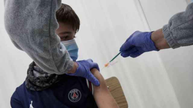 Un niño recibe la vacuna de la Covid.