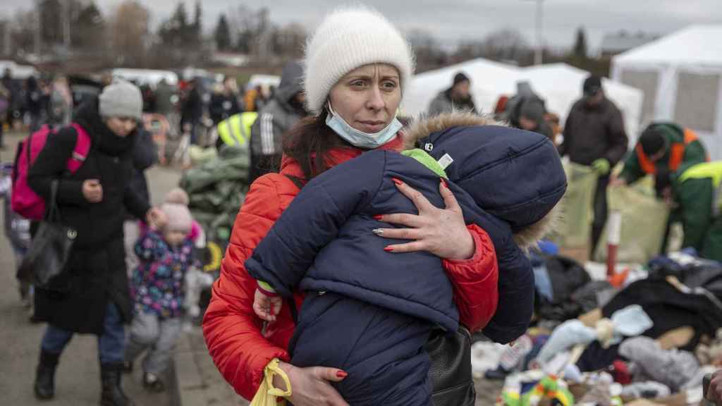 Una mujer ucraniana llega a Polonia junto a su hijo y un grupo de refugiados.