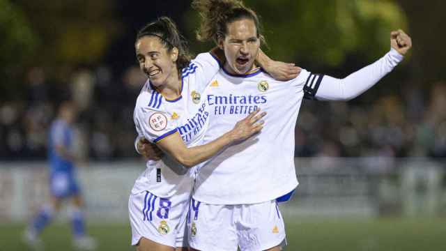 Babett Peter celebra su gol con el Real Madrid en la Copa de la Reina 2021/2022 junto a Maite Oroz