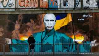 Un graffiti en Polonia del artista KAWU que representa a Lord Voldemort, el villano de Harry Potter, con la cara de Putin.