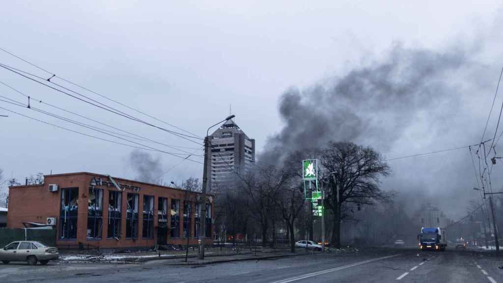 Columna de humo provocada por los bombardeos rusos sobre la ciudad de Kiev.