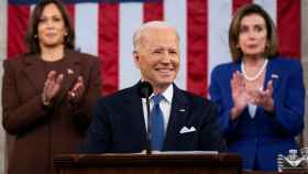 Joe Biden, aplaudido por Kamala Harris y Nancy Pelosi tras pronunciar su primer discurso del estado de la Unión.