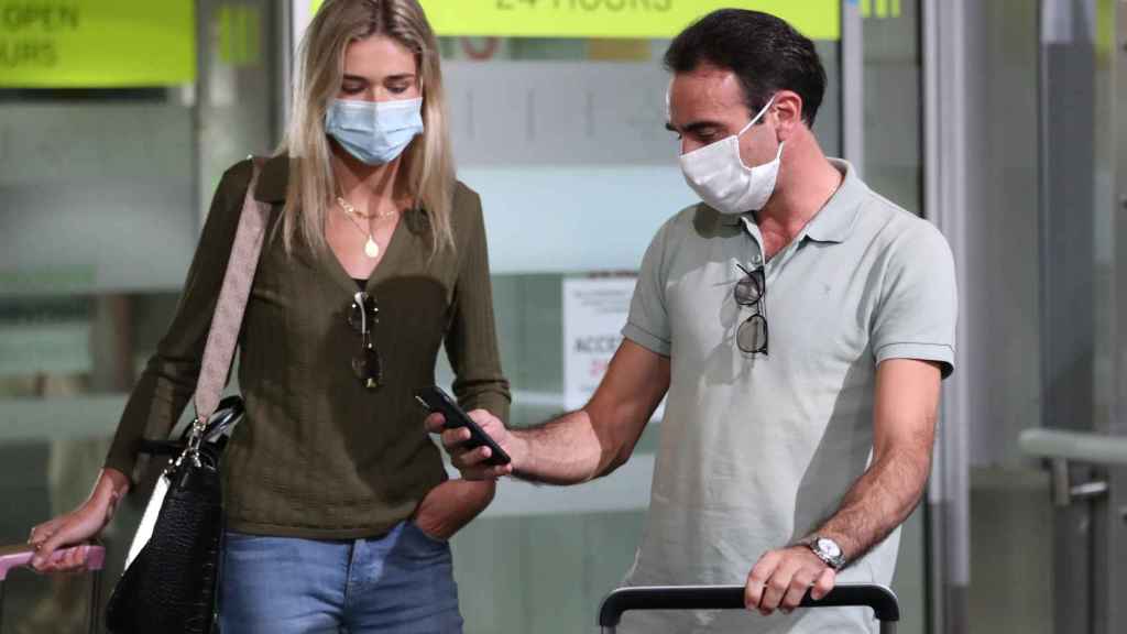 La pareja formada por Enrique Ponce y la estudiante Ana Soria en el aeropuerto Adolfo Suárez de Madrid en septiembre de 2020.