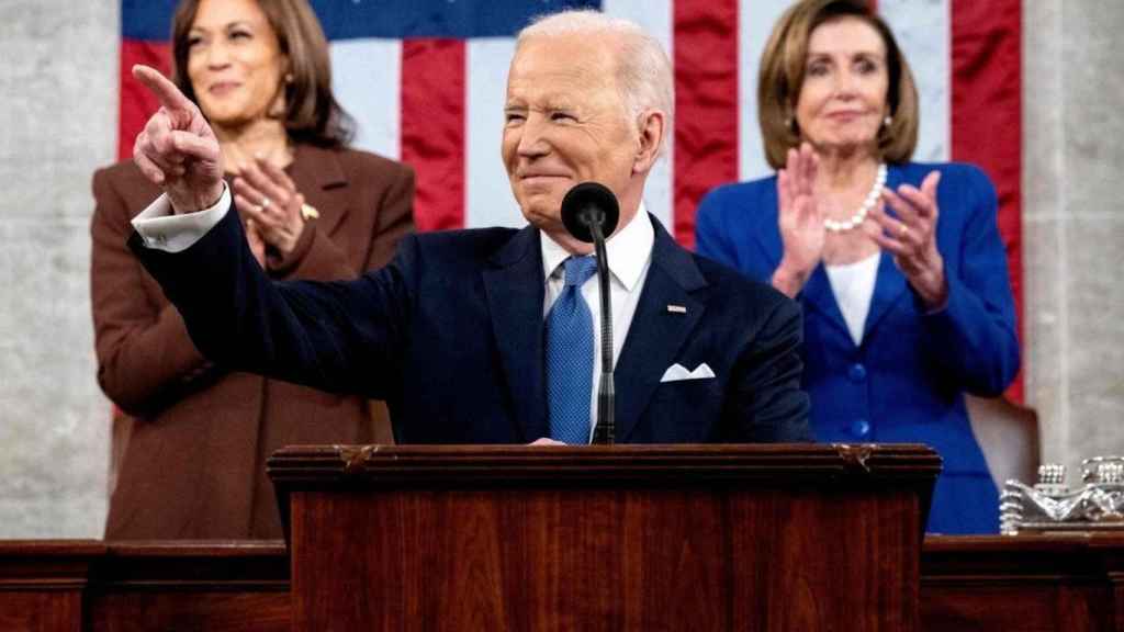 El presidente estadounidense, Joe Biden, señala a Markarova para que el Capitolio la aplauda.