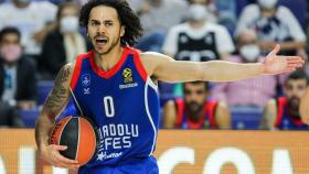 Shane Larkin protestando durante un partido de Anadolu Efes