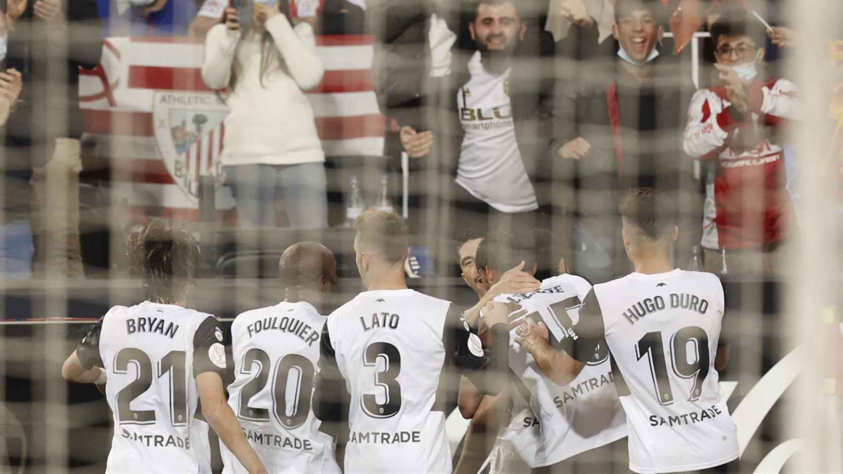 Piña de los jugadores del Valencia para celebrar el gol ante el Athletic en la Copa del Rey