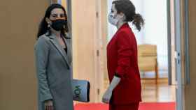 La presidenta madrileña, Isabel Díaz Ayuso (d), y la portavoz de Vox, Rocío Monasterio (i), se reúnen en la Real Casa de Correos.