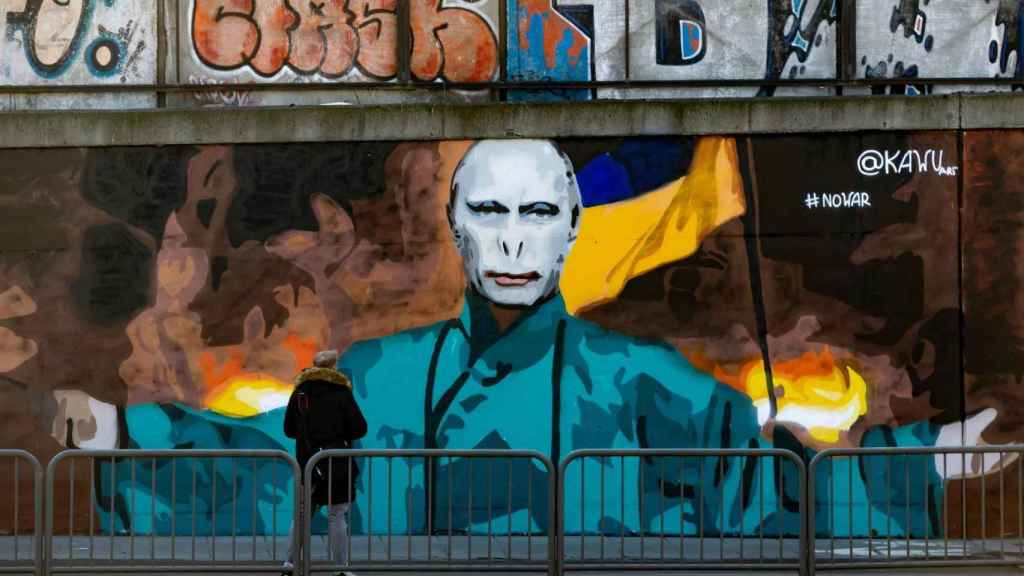 Un mural de Vladímir Putin como Lord Voldemort, en Poznan.