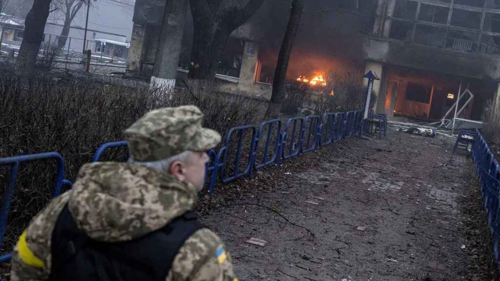 Un edificio de la ciudad de Kiev arde tras el lanzamiento de bombas por parte de Rusia.