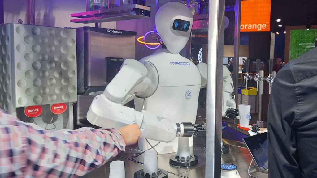 El robot entregando una bebida.