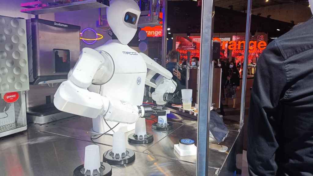 El robot que pone copas en el MWC 2022.