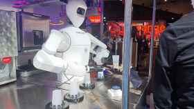 El robot que pone copas en el MWC 2022.