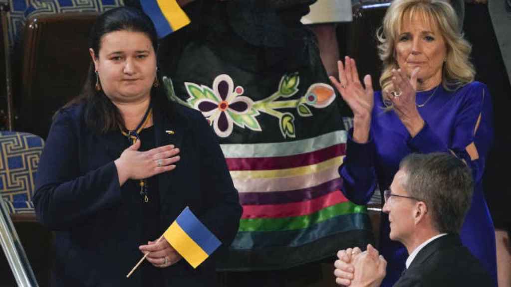 La embajadora de Ucrania en Estados Unidos, Oksana Markarova, recibe una ovación en el Capitolio, junto a la primera dama.
