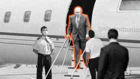 El rey emérito Juan Carlos I desciende del avión.