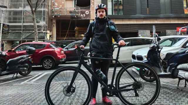 Javier Pérez, un 'rider' que trabaja en Barcelona que defiende el acceso un contrato laboral.