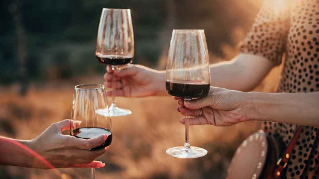 El vino tinto también se disfruta al aire libre
