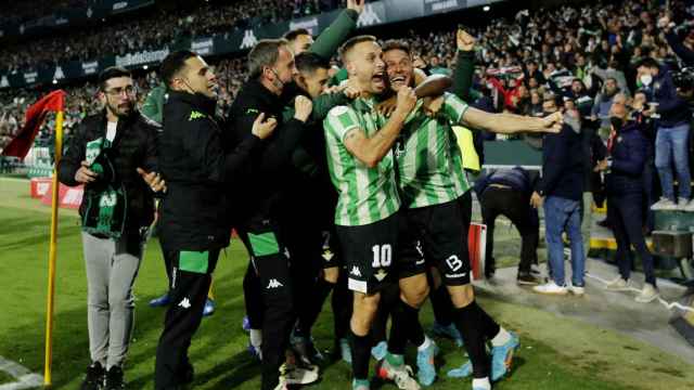 Los jugadores del Betis celebran su gol ante el Rayo Vallecano