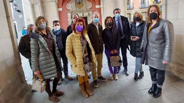 Los concejales de la oposición, a las puertas del Ayuntamiento de Cuenca.