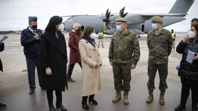 La ministra, el pasado fin de semana junto  los aviones con material defensivo rumbo a Ucrania.