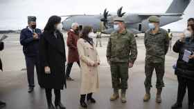 La ministra, el pasado fin de semana junto  los aviones con material defensivo rumbo a Ucrania.
