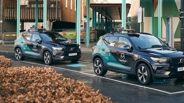 Volvo Cars prueba una nueva tecnología de carga inalámbrica.