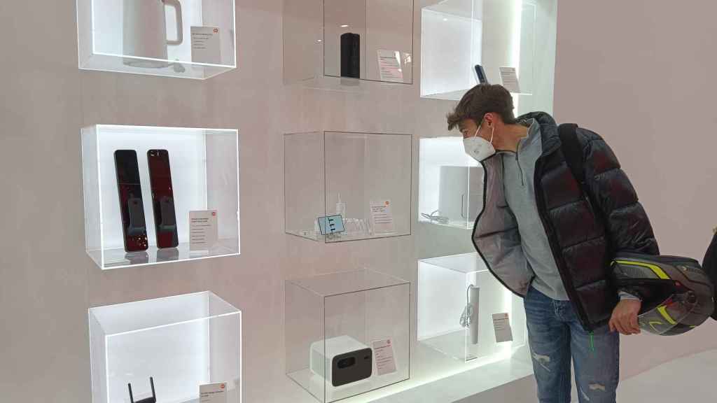 Visitante observa los productos de IoT de Xiaomi en el MWC 2022