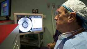 Un oftalmólogo durante una operación de presbicia.